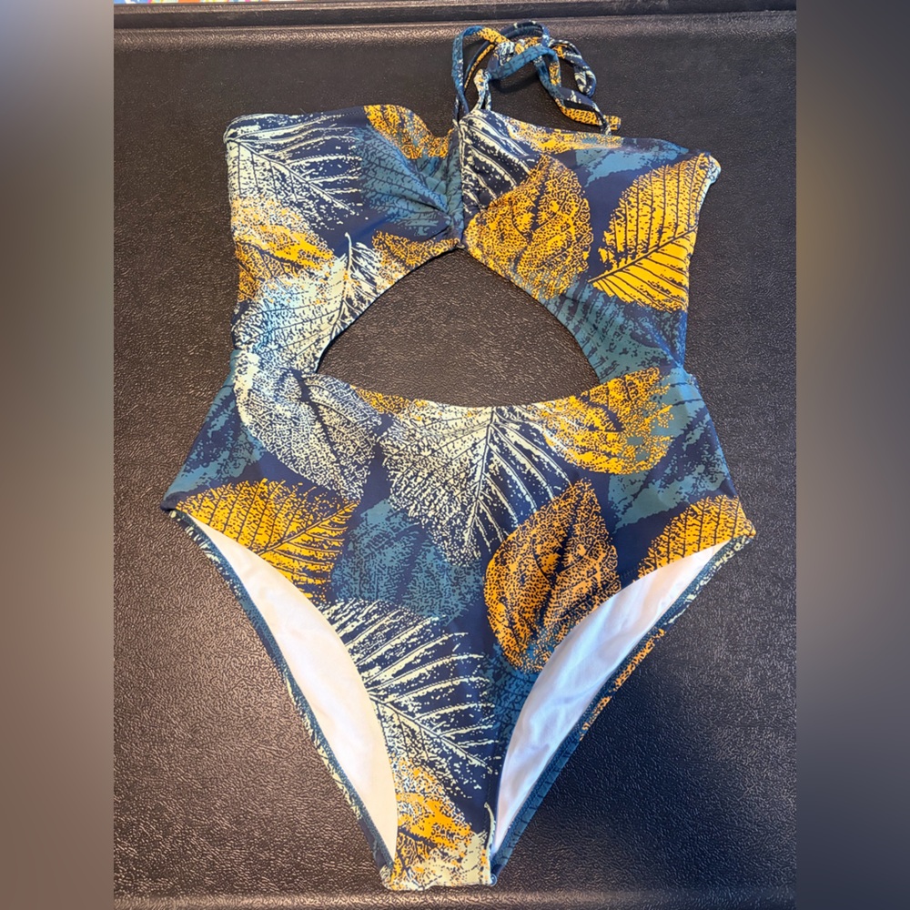 NWOT Cupshe One Piece Swimsuit Leaf Print Cutout Back Size L